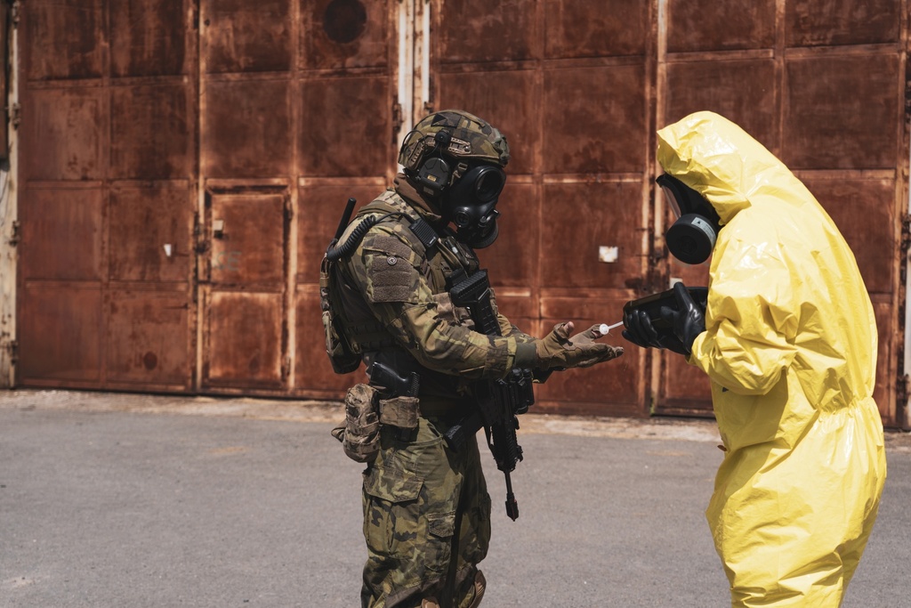 Chemici ke své práci potřebují bojové zajištění