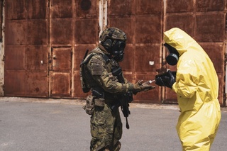 Chemici ke své práci potřebují bojové zajištění