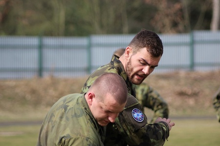  Instruktor rotmistr Jakub Moravec předvádí správnou techniku úderu