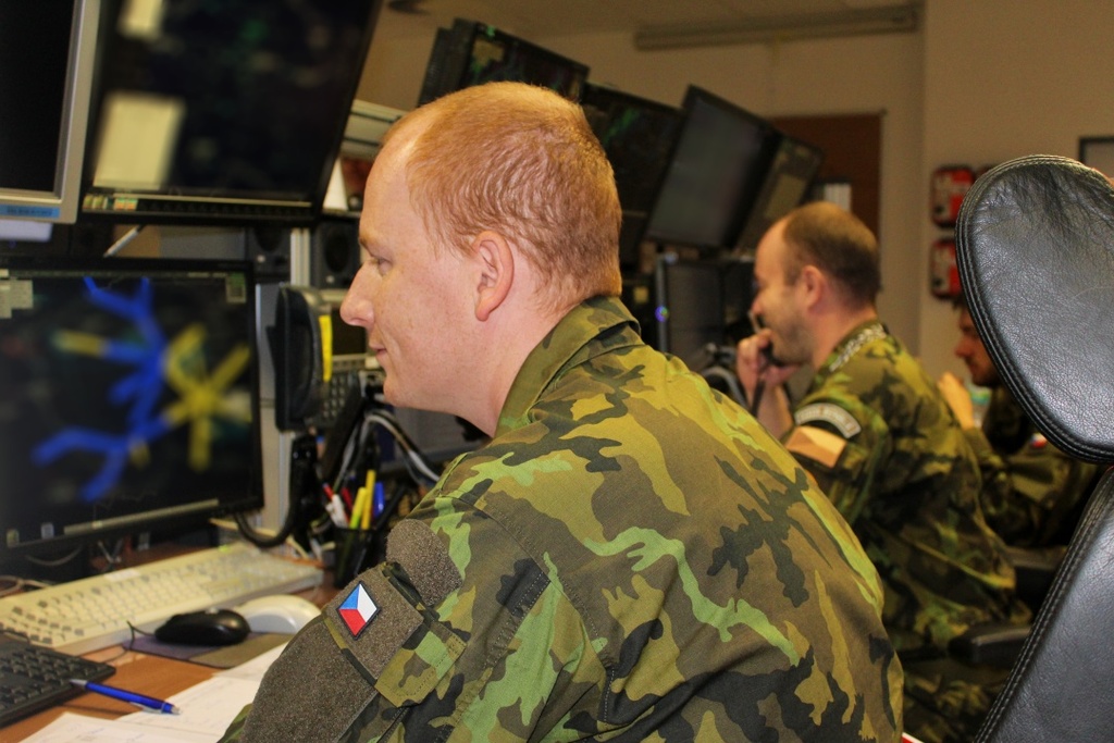  Operační personál CRC, včetně skupiny bojových řídících letového provozu, cvičí svou činnost v podmínkách degradace radarové informace