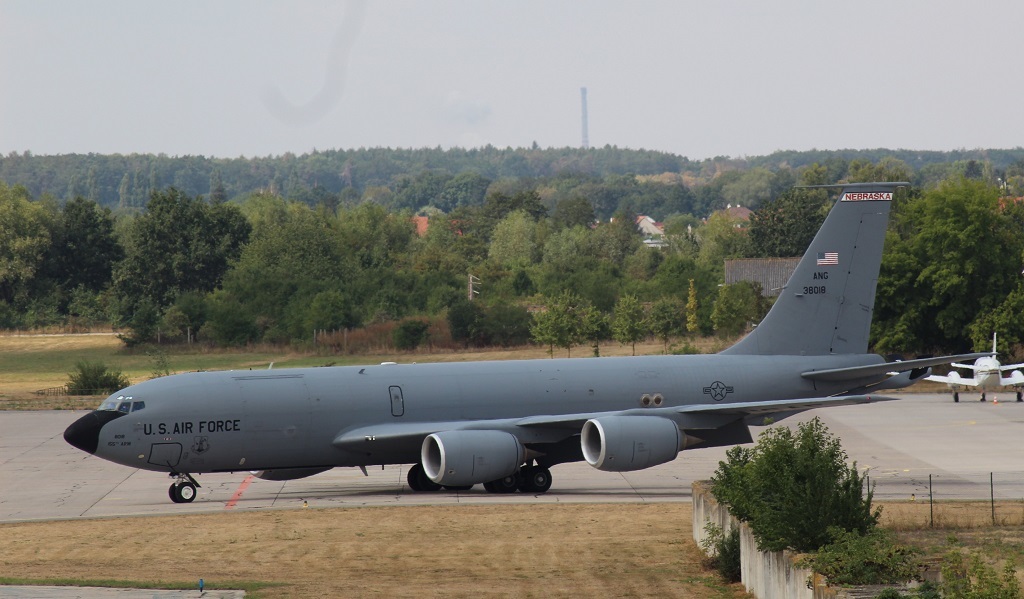  Tanker KC-135 americké provenience bude pro potřeby Ample Striku působit z letiště v Pardubicích