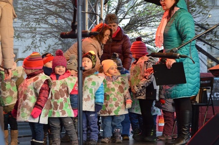  V prosinci se děti se svým vystoupením zúčastnily oslav adventního času na náměstí ve Staré Boleslavi