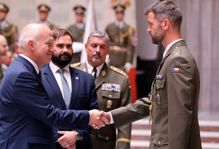 Vojáci slavnostně nastoupili na Vítkově po návratu ze zahraničních operací