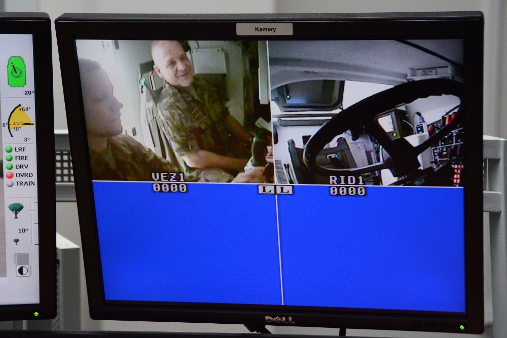 Generálporučík Jiří Baloun v trenažéru kolového bojového vozidla pěchoty Pandur