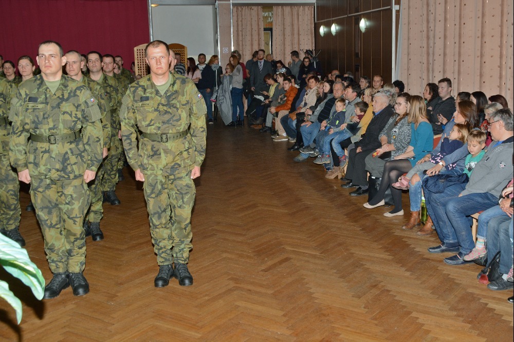  Absolventy s hrdostí podpořili i jejich blízcí