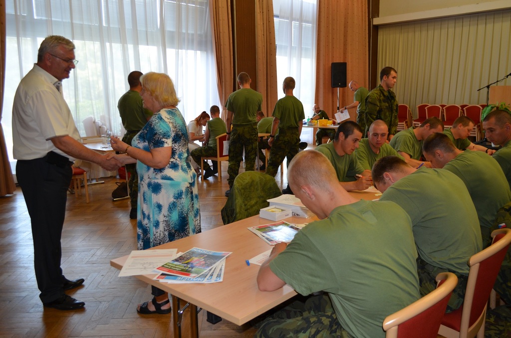 Akce se zúčastnil také senátor  Ivo Bárek, který se zdraví s hlavní organizátorkou Zdenkou Waserbauerovou
