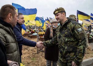 Generál Řehka v diskuzi s místními dobrovolníky, kteří se starají o hřbitov v Charkově