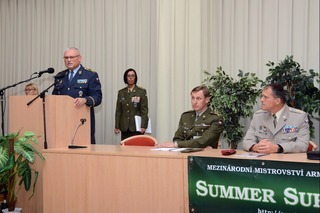  Generálmajor Jaromír Alan hovoří na slavnostním ukončení