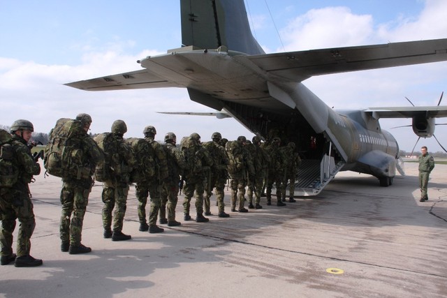  Nástup vojáků do letadla