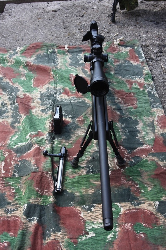 Odstřelovací puška CZ 750 na přídavných nožičkách