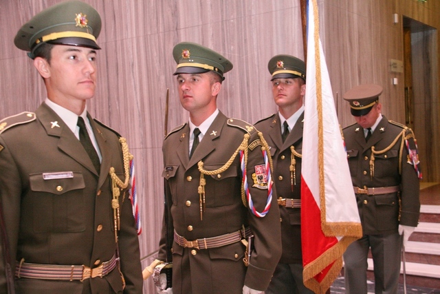  Čestná stráž se státním praporem