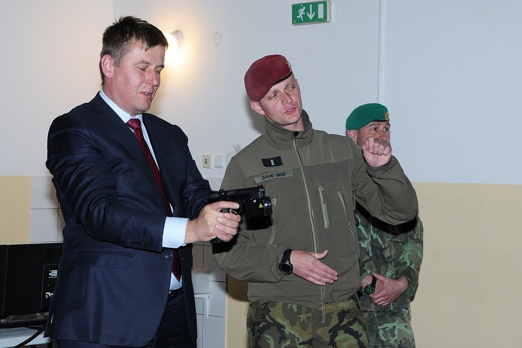  Ministr zahraničních věcí se simulátorem pistole Phantom