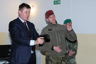  Ministr zahraničních věcí se simulátorem pistole Phantom