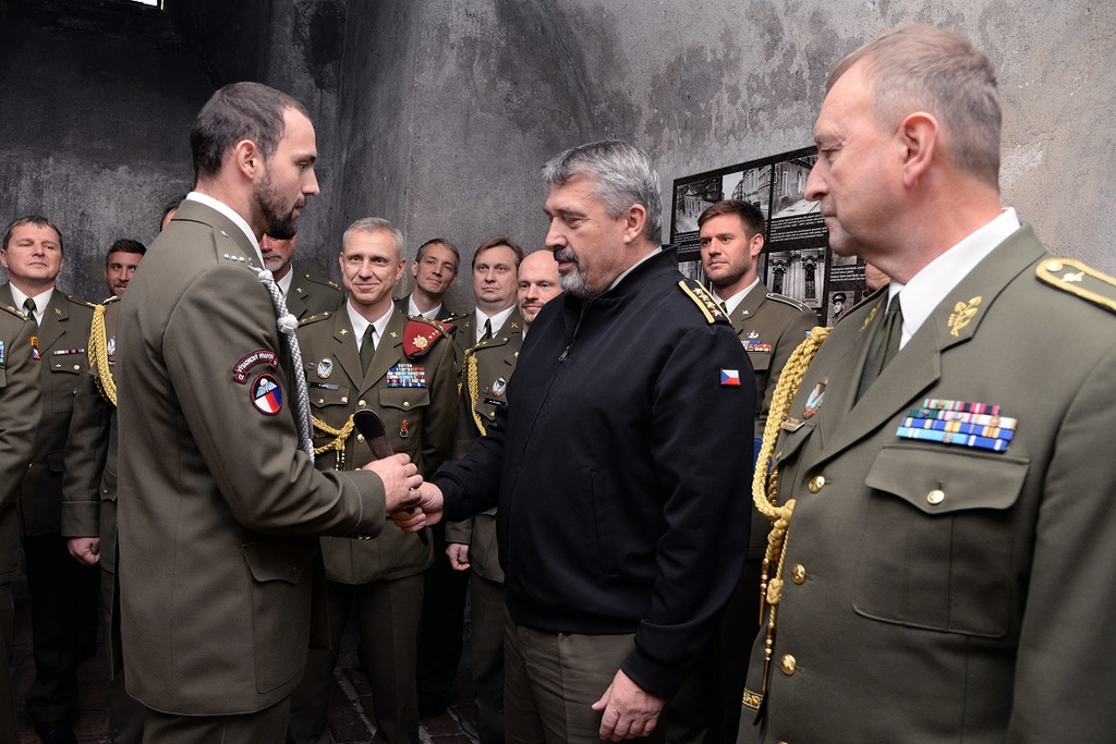 Nejlepší absolvent četař Palacký převzal FS dýku Commandos