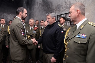  Nejlepší absolvent četař Palacký převzal FS dýku Commandos