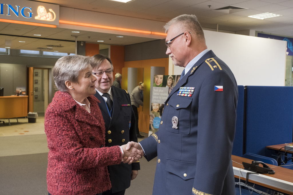  Předseda NRFC brigádní generál Alan vítá zástupkyni generálního tajemníka NATO paní Gottemoeller