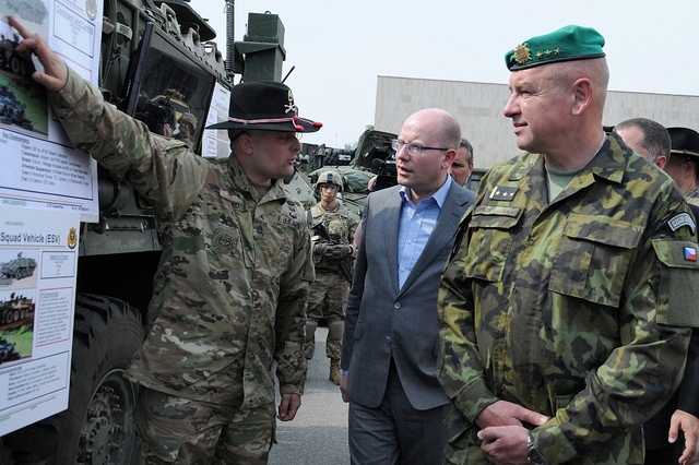 Premiér se seznámil s technikou US Army