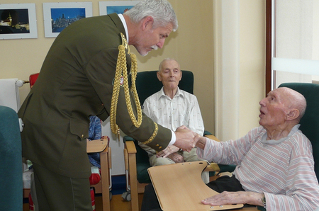 Generál Pavel pozdravil válečné veterány v ÚVN