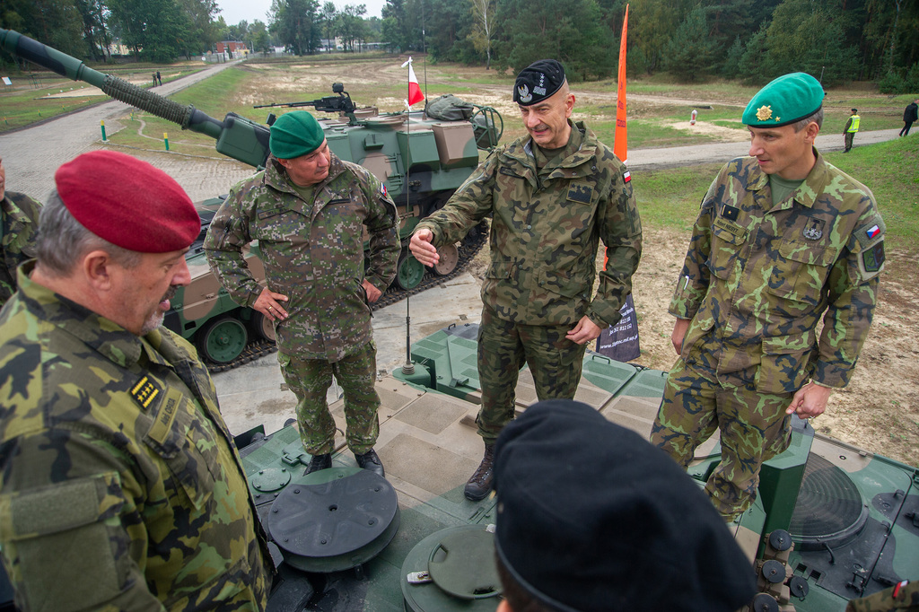 Součástí programu byla návštěva první obrněné brigády ve Varšavě 