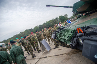 Součástí programu byla návštěva první obrněné brigády ve Varšavě 