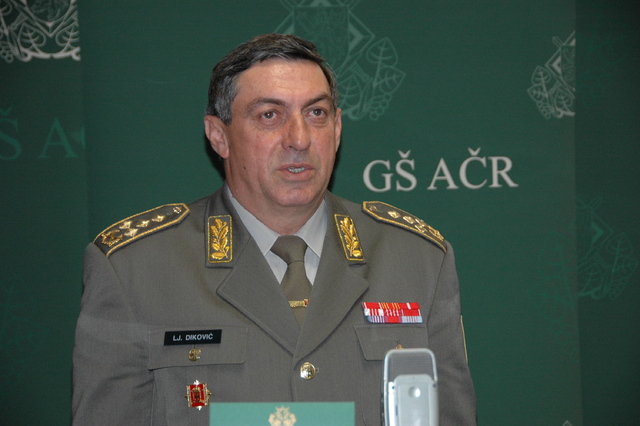 Z tiskové konference na Generálním štábu AČR: generál Ljubiša Dikovič