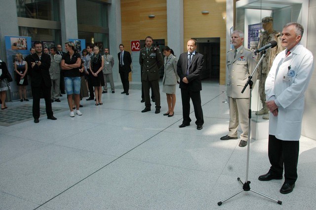Z dnešního představení projektu Armáda dává naději, jehož součástí byla také vernisáž fotografické výstavy