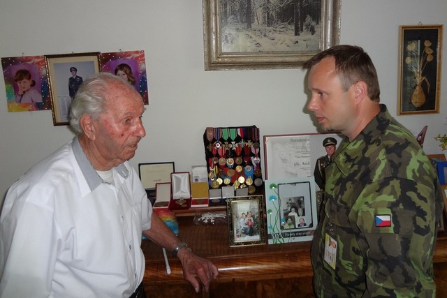 Veterán čs. brigády z jedním z autorů