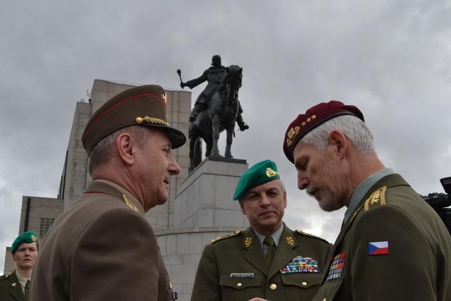 Generál Tibor Benkö, generál František Malenínský a generál Petr Pavel (zleva)