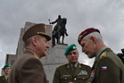 Generál Tibor Benkö, generál František Malenínský a generál Petr Pavel (zleva)