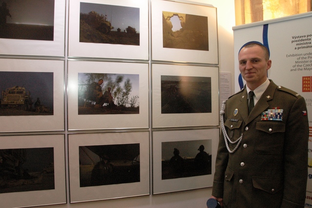 Daniel Hlaváč před svou sérií fotografií s názvem Noční hlídka na výstavě Czech Press Photo v prostorách Staroměstské radnice 