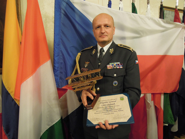 Brig. gen. Libor Štefánik s obdrženým oceněním