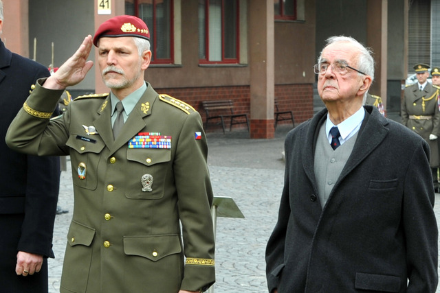  Současný náčelník Generálního štábu AČR arm. gen. Petr Pavel s prvním náčelníkem Generálního štábu Armády České republiky arm. gen. v. v. Karlem Pezlem