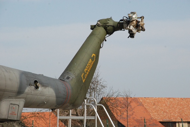 Koncový nosník vrtulníku Mi-171Š po demontáži horizontálního stabilizátoru, ocasní ostruhy a listů vyrovnávacího rotoru
