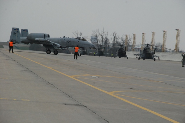 Přílet proudových letounů A-10 Thunderbolt na náměšťské letiště