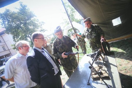 Ukázka rozborky a sborky generálem Jaroslavem Linhartem hejtmanovi Pardubického kraje Martinu Netolickému
