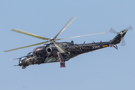Po úderu taktického letectva na protivníka nad prostorem ještě hlídkuje vrtulník Mi-24/35