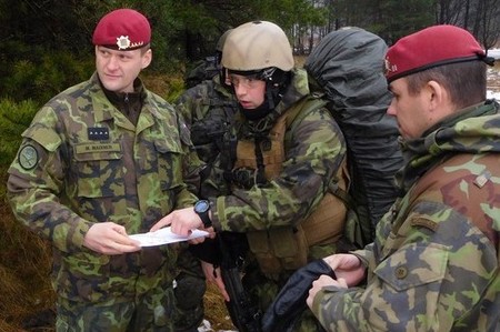 Vojáci v Litvě nacvičovali, jakým způsobem zaujmout obranu