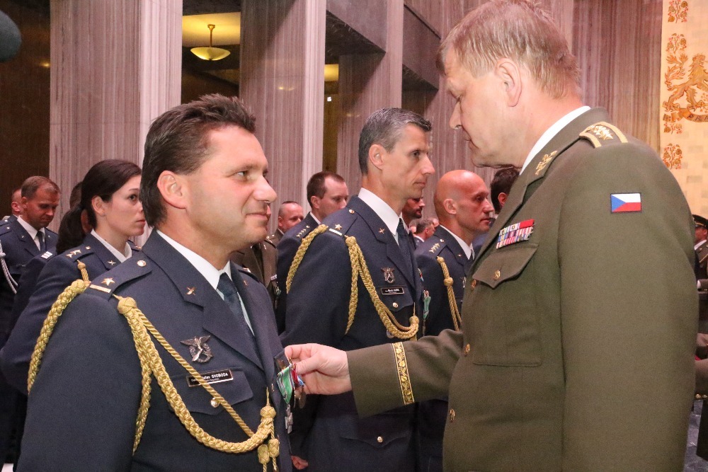 Generál Bečvář vyznamenává příslušníky mise
