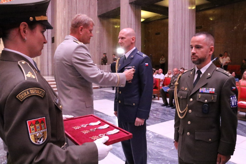 Generál Bečvář dekoruje vyznamenané vojáky