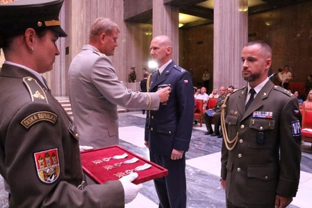 Generál Bečvář dekoruje vyznamenané vojáky