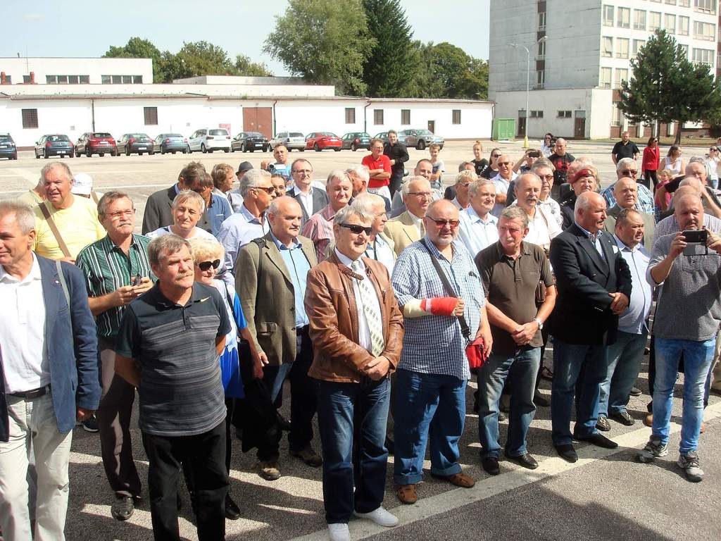 Nástup po ročnících před tribunou
