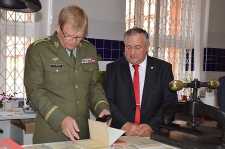 Generál Bečvář ve Vojenském ústředním archivu v Praze listoval historickými spisy