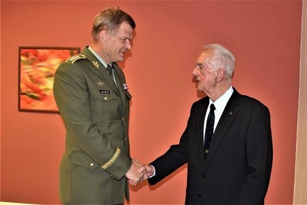  Generál Bečvář blahopřeje generálu Pezlovi