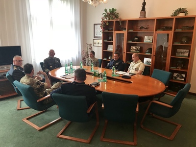Jednání u kulatého stolu o problematice záložních sil: zástupci NRFC, uprostřed generálporučík Jiří Baloun