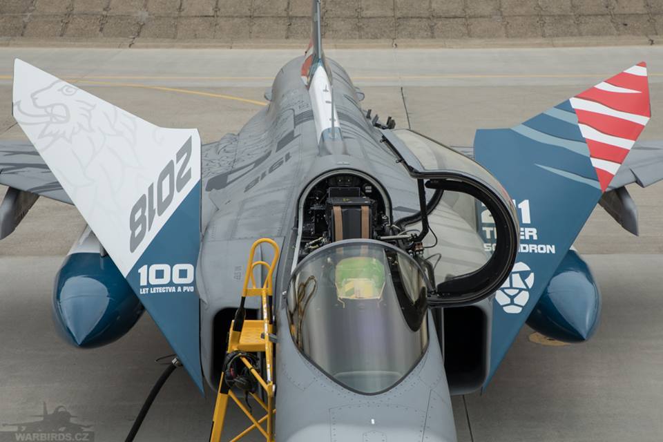  Kamufláž letošního vlajkového JAS-39 Gripen připomíná historii 100 let československého letectví