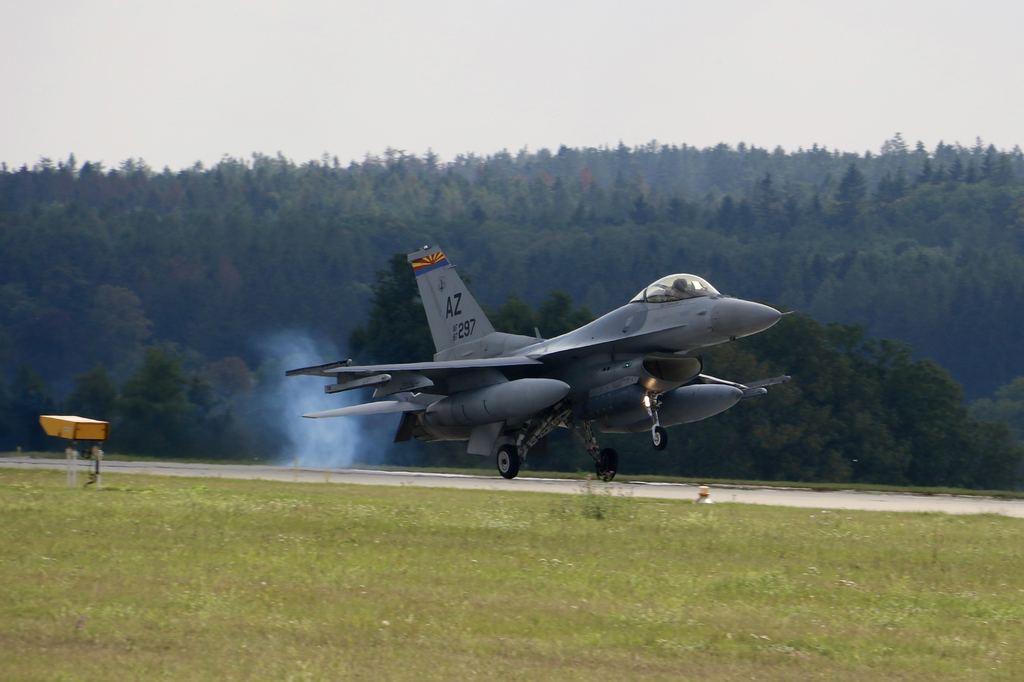 Americká stíhačka F-16 při přistání v Náměšti