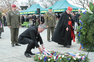 Laying a wreath (2)