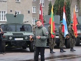 Polský ministr obrany Mariusz Błaszczak během projevu k nastoupeným jednotkám.