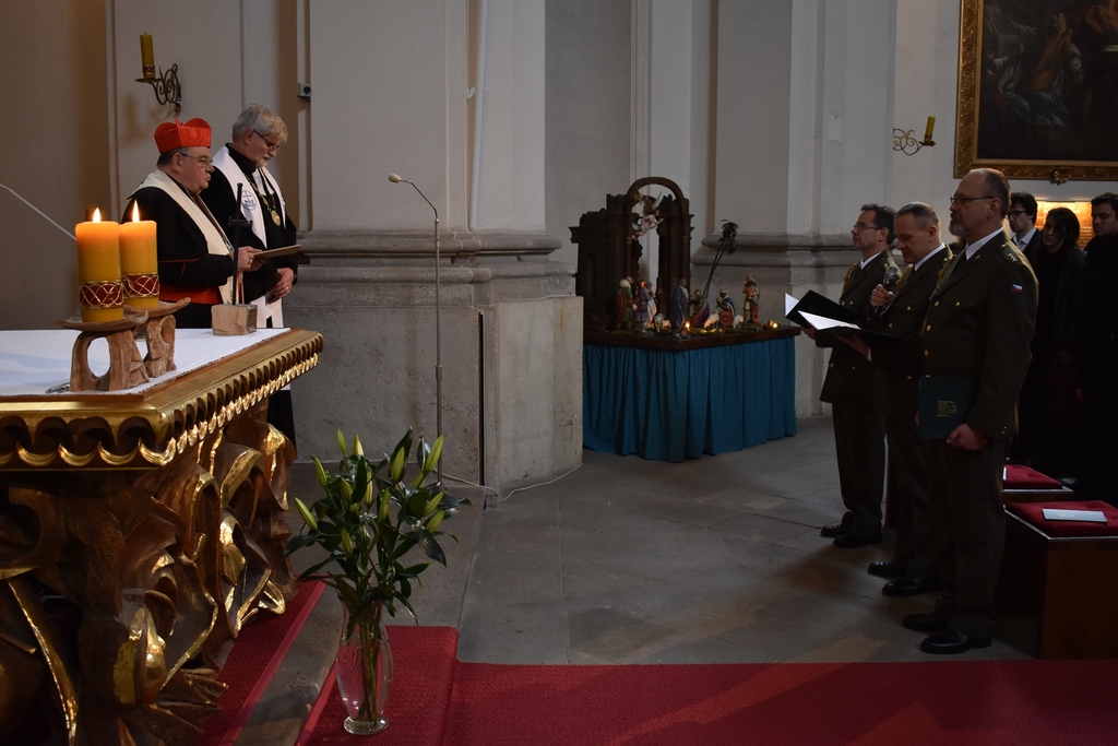 Npor. Stanislav Škvor skládá slib vojenského kaplana před zástupci církví kardinálem Dominikem Dukou a Danielem Ženatým