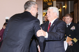 Ministr obrany Lubomír Metnar se vítá s Mr. Stephenem Kingem, velvyslancem USA v ČR